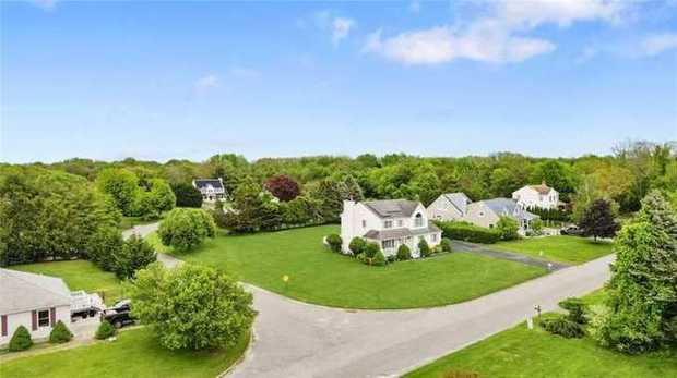 70 Mockingbird Lane photo 2