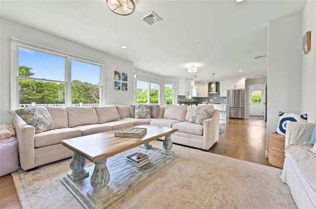 70 Mockingbird Lane photo 3