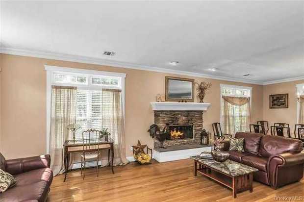 1025 Seawood Drive photo 5