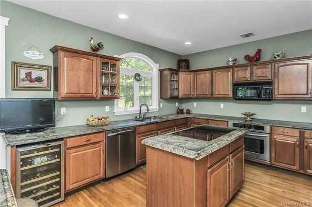1025 Seawood Drive photo 12